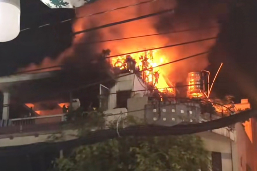 Lửa bao trùm tầng 4 của căn nhà. Ảnh: A.X.