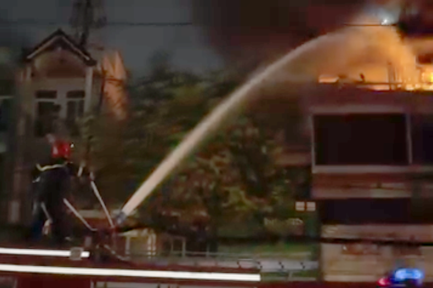 Lính cứu hỏa phun nước dập lửa. Ảnh A.X.