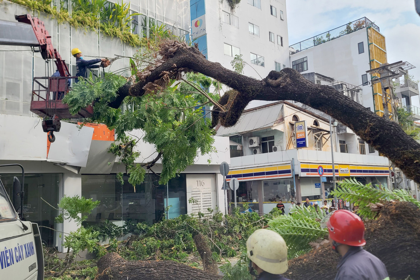 Lực lượng chức năng khắc phục sự cố. Lực lượng chức năng khắc phục sự cố.