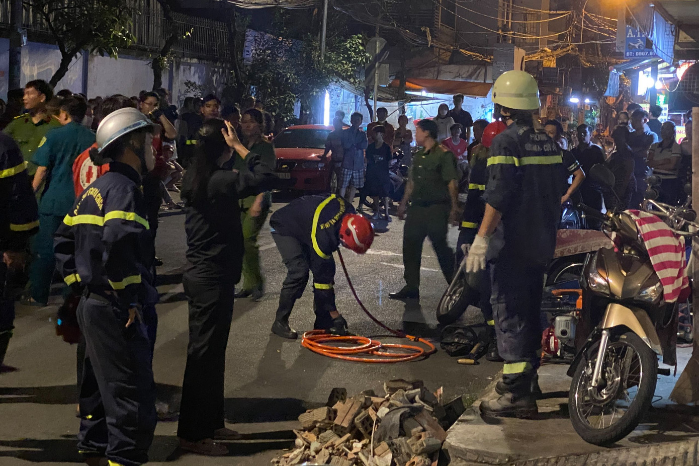 Lực lượng cứu hộ có mặt tại hiện trường. Ảnh: M.A.