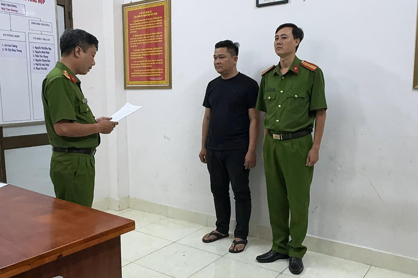 Cơ quan điều tra tống đạt các quyết định đối với ông Công. Ảnh: Công an cung cấp. Cơ quan điều tra tống đạt các quyết định đối với ông Công. Ảnh: Công an cung cấp.