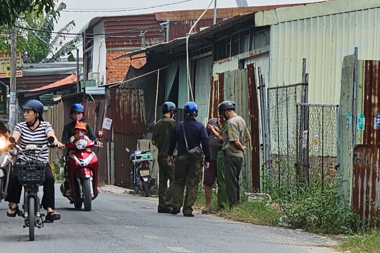 Lực lượng công an có mặt tại hiện trường xảy ra vụ việc. Ảnh: B.H. Lực lượng công an có mặt tại hiện trường xảy ra vụ việc. Ảnh: B.H.