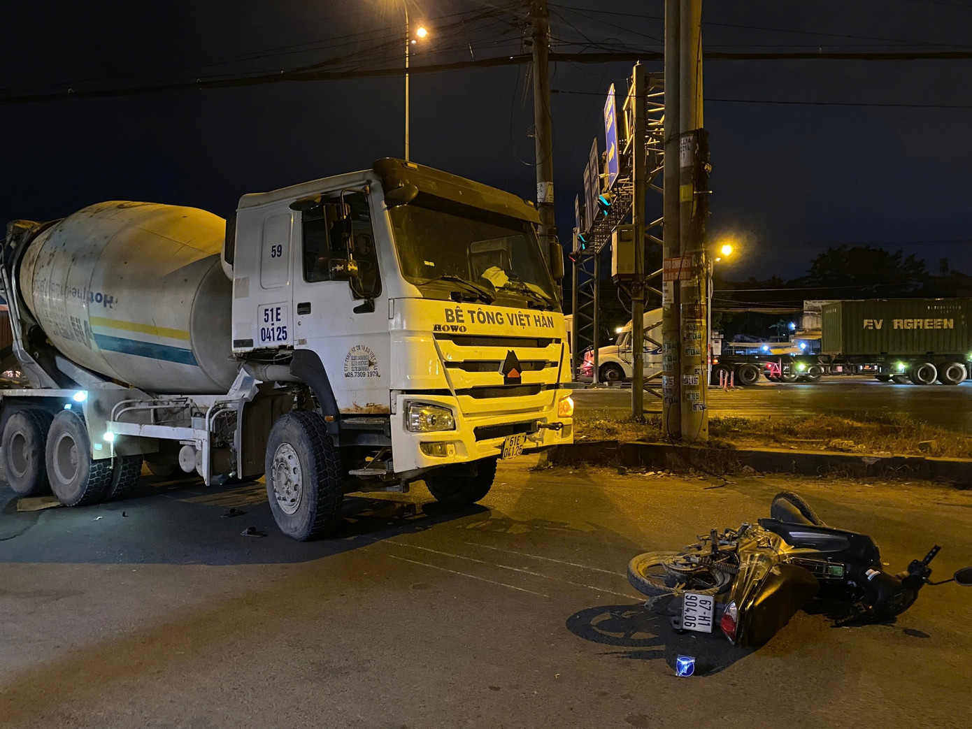 Hiện trường vụ tai nạn giữa xe bồn trộn bê tông với xe máy. Ảnh: PC08.