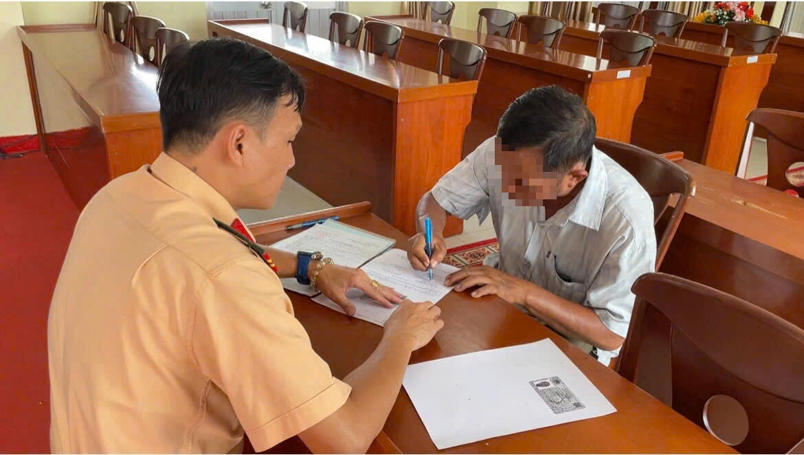 Lực lượng CSGT lập biên bản xử phạt đối với tài xế xe ôm. Ảnh: PC08. Lực lượng CSGT lập biên bản xử phạt đối với tài xế xe ôm. Ảnh: PC08.