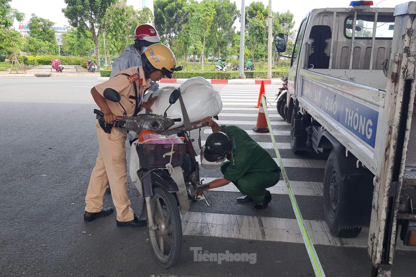 CSGT kiểm tra xe máy không gắn biển số. Ảnh: Hoàng Thuận. CSGT kiểm tra xe máy không gắn biển số. Ảnh: Hoàng Thuận.