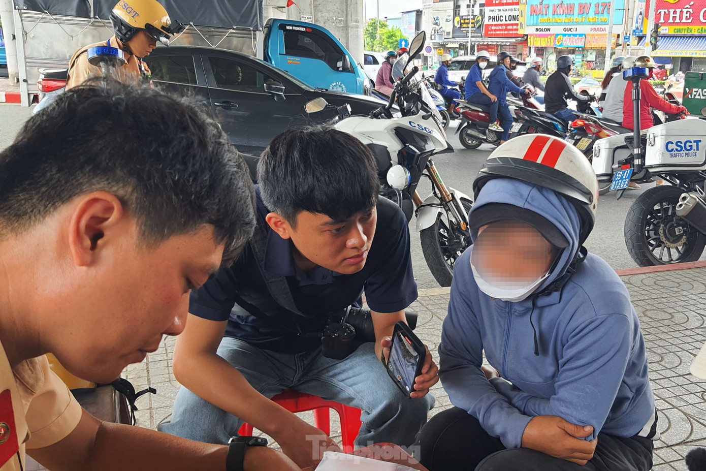 Người phụ nữ buồn rầu khi bị CSGT lập biên bản xử phạt. Ảnh: Hoàng Thuận. Người phụ nữ buồn rầu khi bị CSGT lập biên bản xử phạt. Ảnh: Hoàng Thuận.