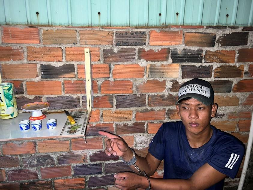 Đối tượng Nguyễn Thanh Phong chỉ nơi cất giấu con dao dùng để gây án.