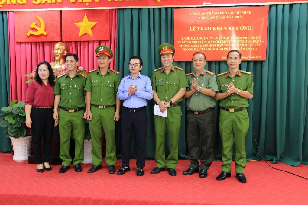 Lãnh đạo UBND quận Tân Phú khen thưởng cho tập thể cán bộ chiến sĩ tham gia phá án.