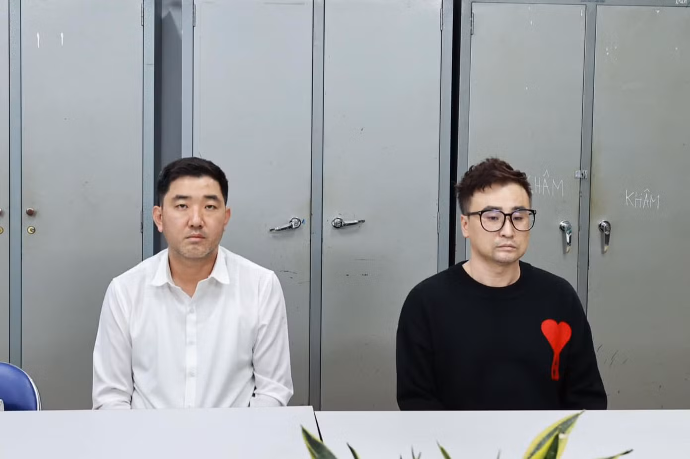 Hwang Chang Nam (bên phải) và Jung Jong Pil tại cơ quan công an. Ảnh: Công an cung cấp.