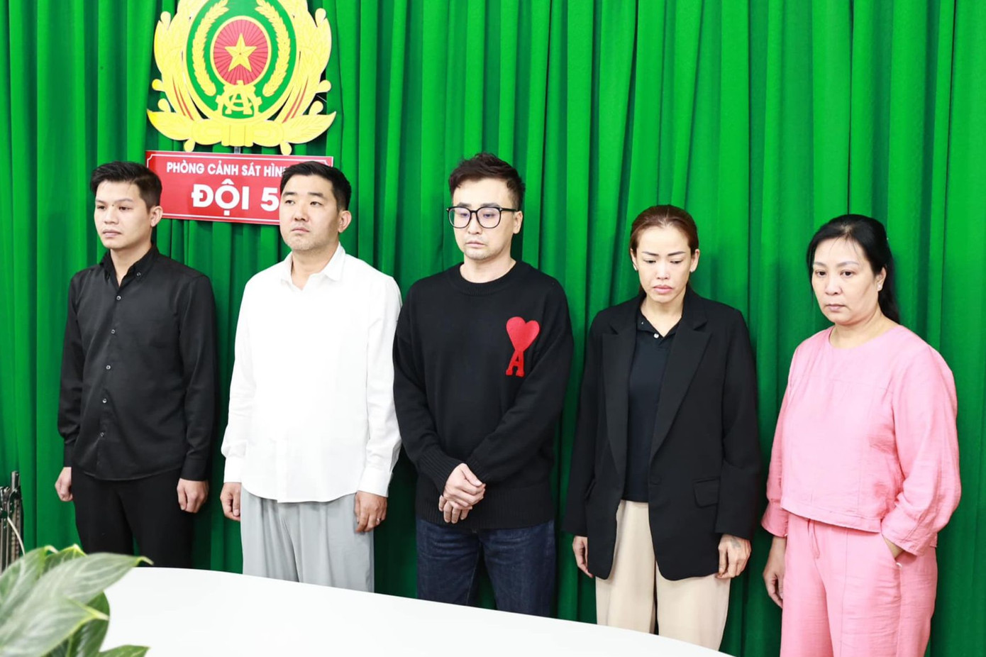 Nhóm Hwang Chang Nam tại cơ quan công an. Ảnh: Công an cung cấp.