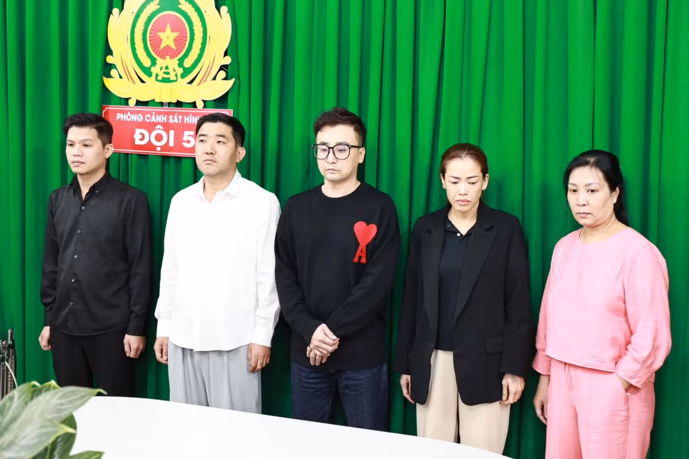 Nhóm Hwang Chang Nam tại cơ quan công an. Ảnh: Công an cung cấp.