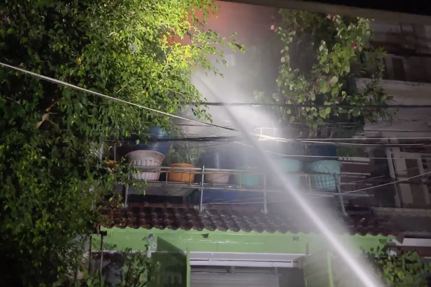 Khoảng 30 phút, đám cháy được dập tắt hoàn toàn. Khoảng 30 phút, đám cháy được dập tắt hoàn toàn.