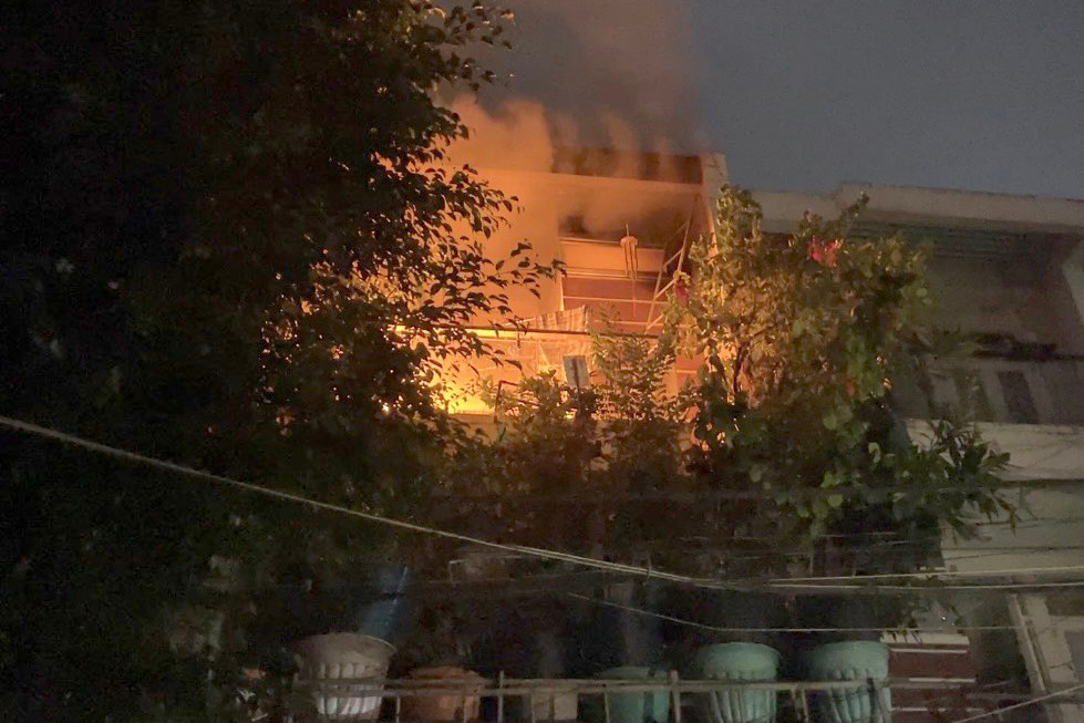 Lửa bao trùm lầu 2 của căn nhà. Lửa bao trùm lầu 2 của căn nhà.