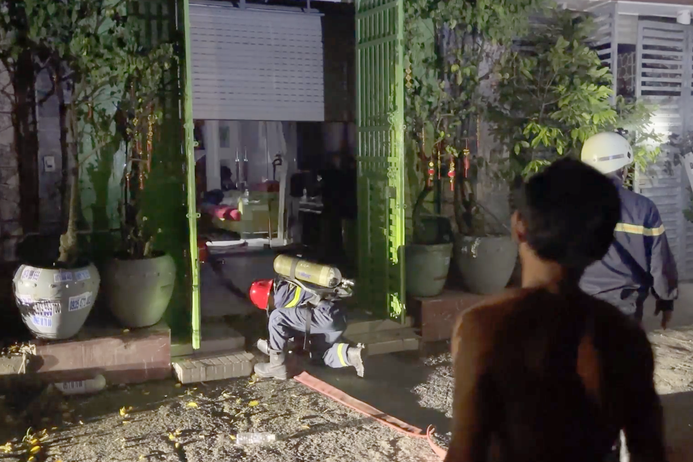 Lực lượng chữa cháy kịp thời có mặt triển khai dập lửa. Lực lượng chữa cháy kịp thời có mặt triển khai dập lửa.