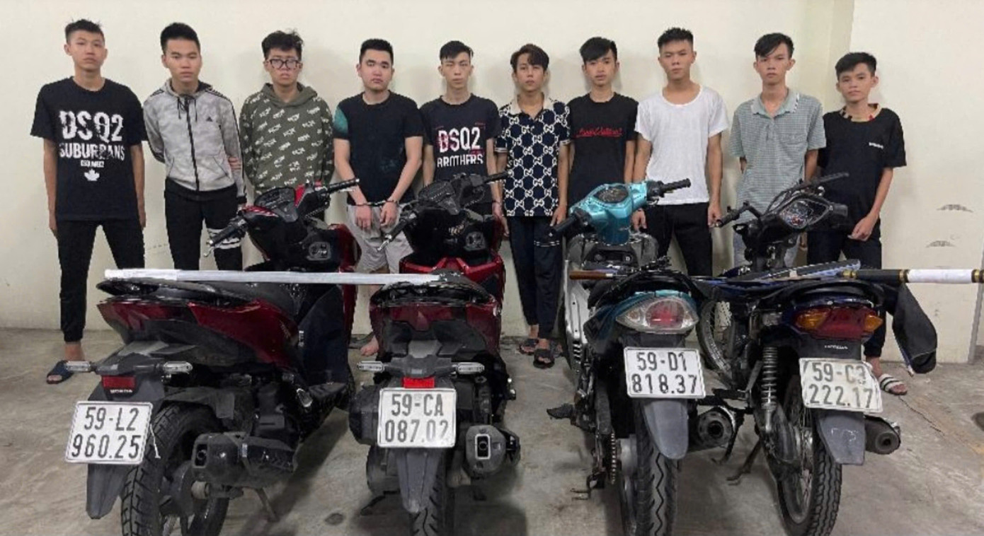 Các đối tượng tham gia hỗn chiến bị bắt. Ảnh: C.A. Các đối tượng tham gia hỗn chiến bị bắt. Ảnh: C.A.