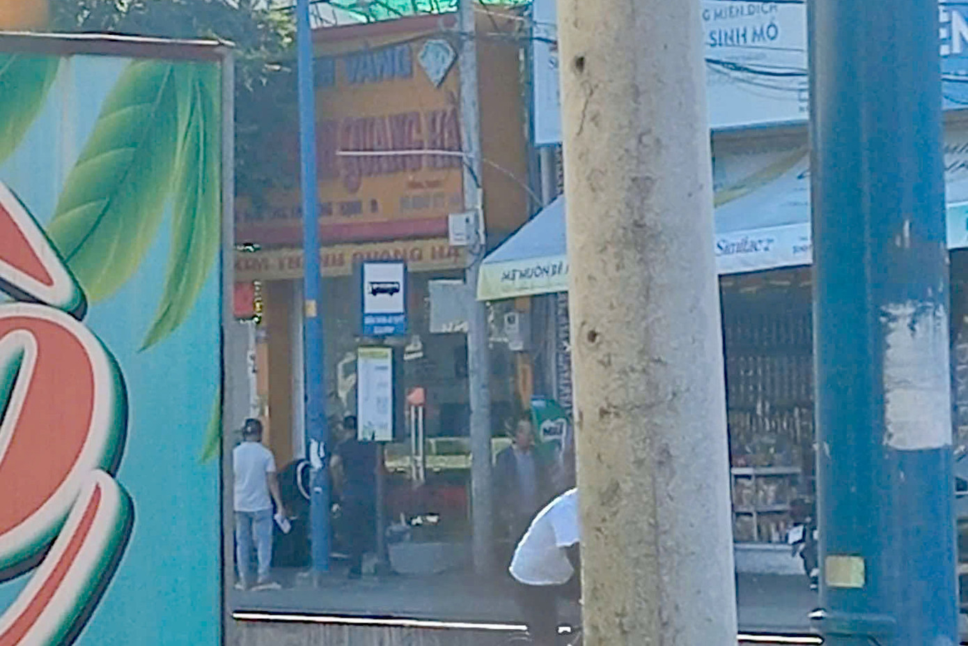 Lực lượng chức năng có mặt tại tiệm vàng xảy ra vụ cướp. Ảnh: C.A.