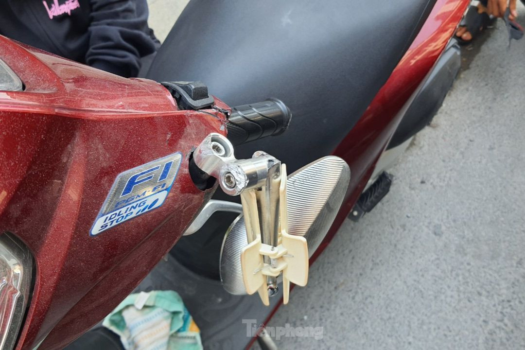 Xe máy của cô gái bị hư hỏng. Ảnh: Hoàng Thuận. Xe máy của cô gái bị hư hỏng. Ảnh: Hoàng Thuận.