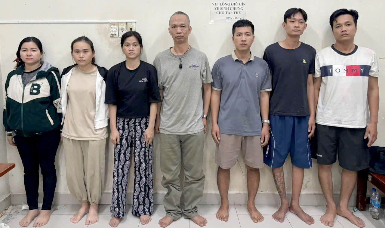 Quyên (ngoài cùng bên trái) và các đối tượng liên quan bị bắt giữ. Ảnh: C.A. Quyên (ngoài cùng bên trái) và các đối tượng liên quan bị bắt giữ. Ảnh: C.A.