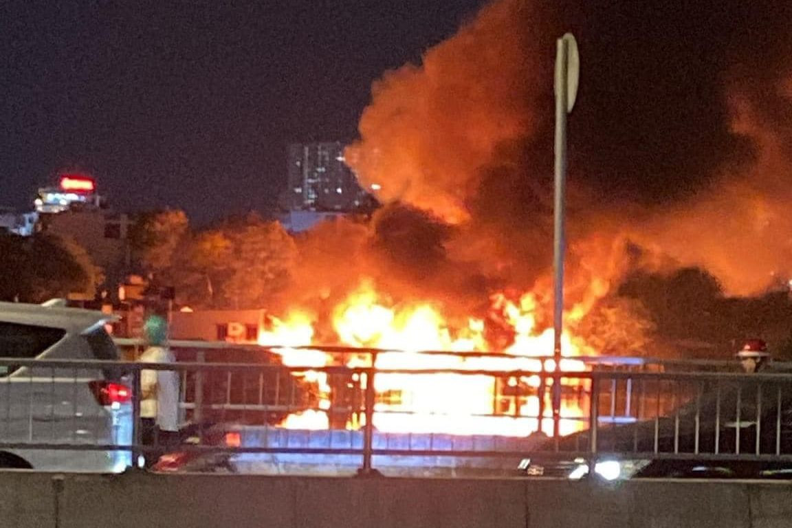 Ngọn lửa đỏ rực, bao trùm cả khu vực. Ngọn lửa đỏ rực, bao trùm cả khu vực.