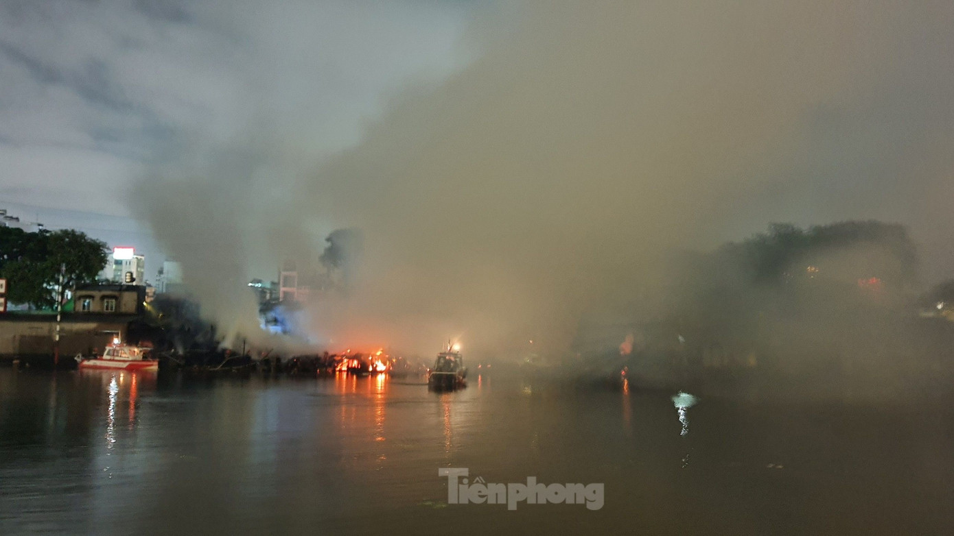 Cano tiếp cận chữa cháy. Ảnh: Hoàng Thuận. Cano tiếp cận chữa cháy. Ảnh: Hoàng Thuận.