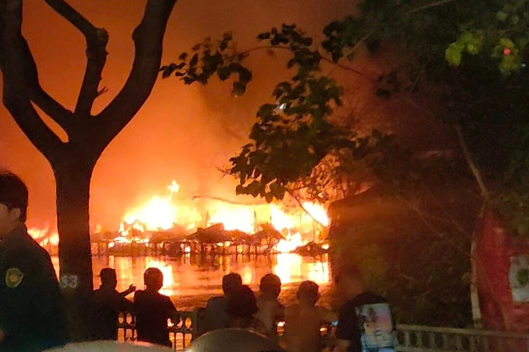 Lửa bao trùm dãy nhà ven kênh. Lửa bao trùm dãy nhà ven kênh.