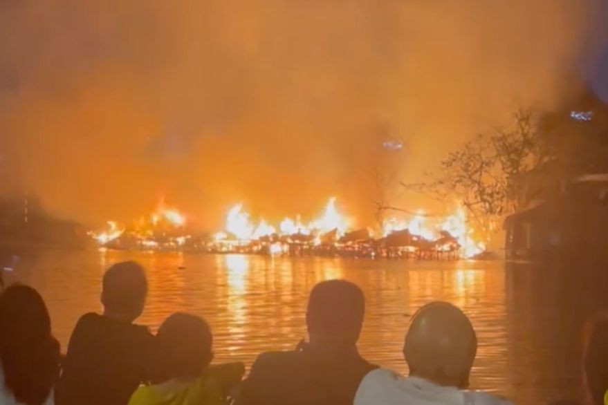 Lửa bao trùm ven kênh Tàu Hủ khiến nhiều người lo sợ.