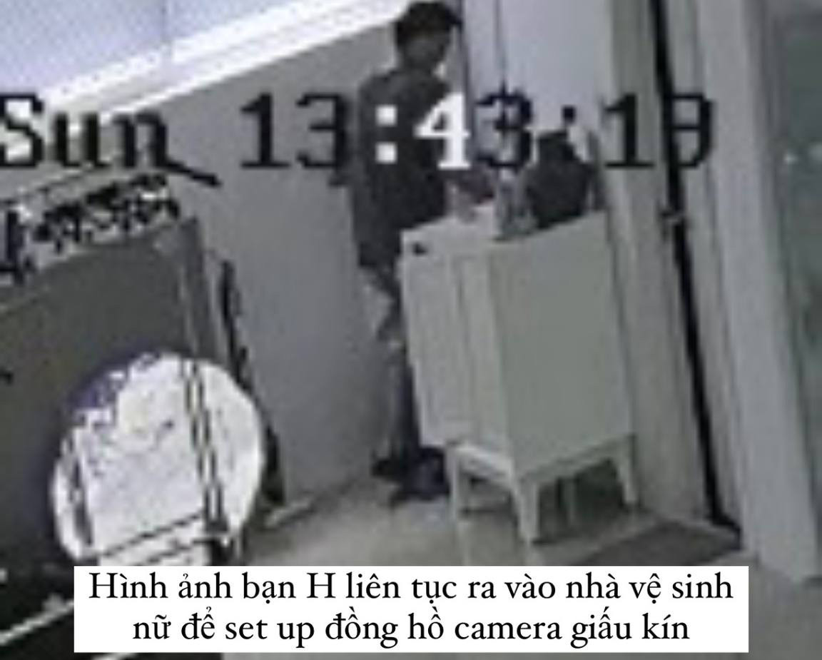Camera ghi lại hình ảnh H. liên tục vào nhà vệ sinh nữ. Ảnh Facebook Chau Bui. Camera ghi lại hình ảnh H. liên tục vào nhà vệ sinh nữ. Ảnh Facebook Chau Bui.