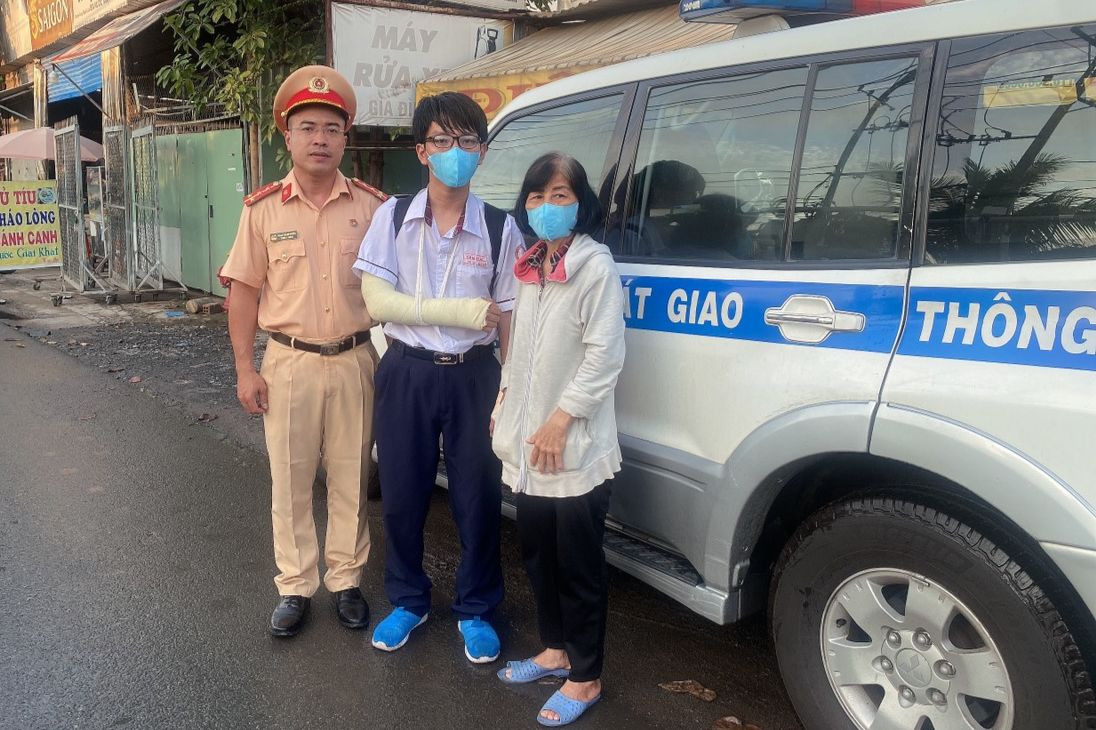 Chiến sĩ Trạm CSGT Tân Túc dùng ô tô đưa em Tài đến điểm thi. Chiến sĩ Trạm CSGT Tân Túc dùng ô tô đưa em Tài đến điểm thi.