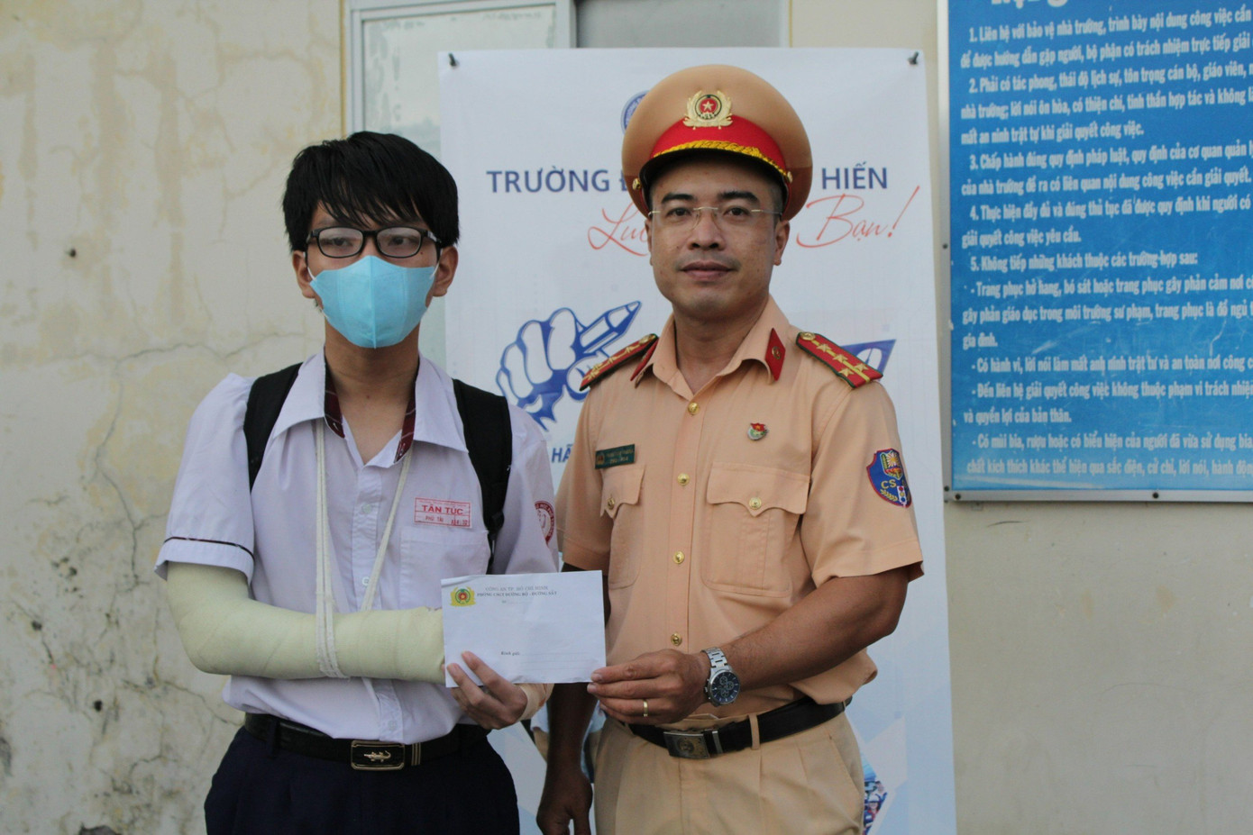 Đại diện Trạm CSGT Tân Túc trao số tiền cho thí sinh bị gãy 2 tay để động viên tinh thần. Đại diện Trạm CSGT Tân Túc trao số tiền cho thí sinh bị gãy 2 tay để động viên tinh thần.