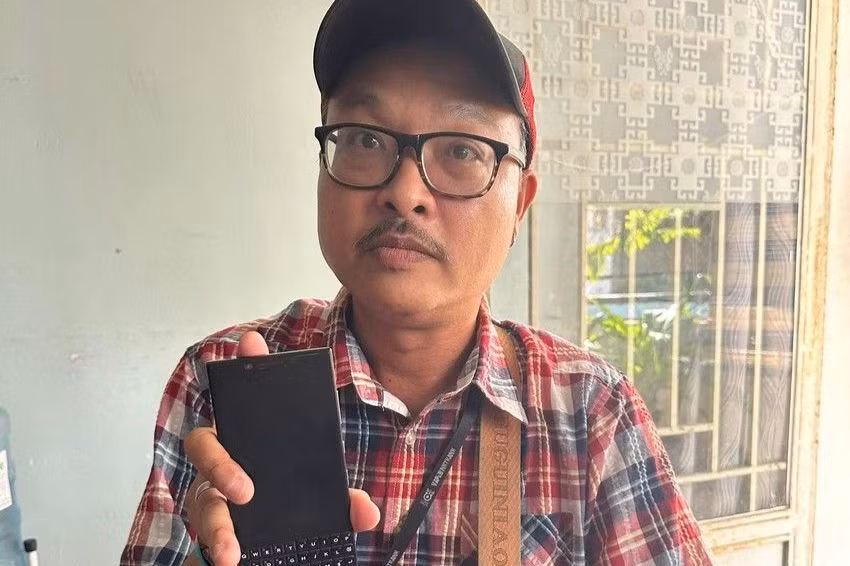 Ông Hiếu may mắn nhận lại được một điện thoại bị kẻ gian lấy trộm. Ảnh: A.X.