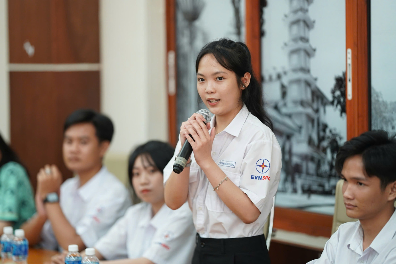 Nữ sinh viên có mặt tại hội thảo bày tỏ sự quan tâm tới vấn đề phụ tải. Nữ sinh viên có mặt tại hội thảo bày tỏ sự quan tâm tới vấn đề phụ tải.