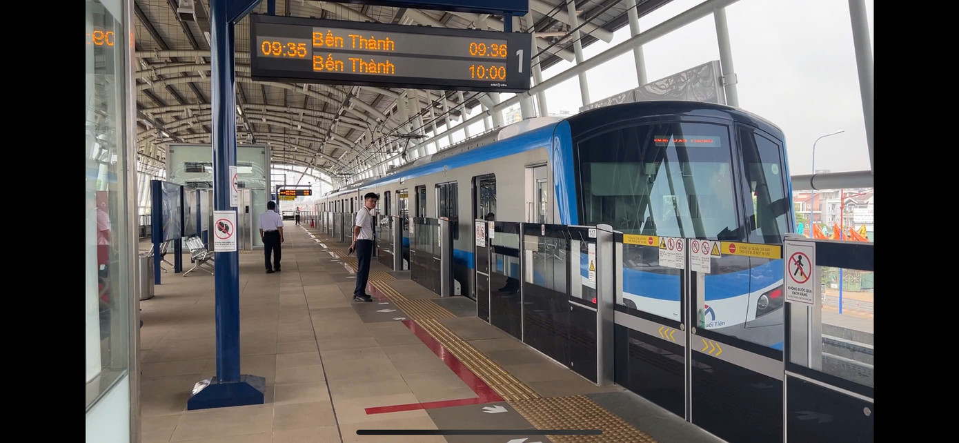 Tuyến metro số 1 (Bến Thành – Suối Tiên) sẽ tăng tần suất hoạt động trong ngày 30/4, từ 200 lên 240 lượt tàu/ngày. Tuyến metro số 1 (Bến Thành – Suối Tiên) sẽ tăng tần suất hoạt động trong ngày 30/4, từ 200 lên 240 lượt tàu/ngày.