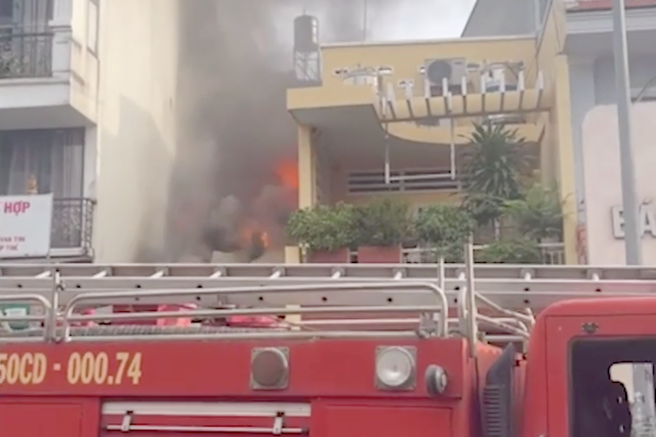 Khói và lửa bốc lên ngùn ngụt từ căn nhà cấp bốn. Ảnh: A.X.