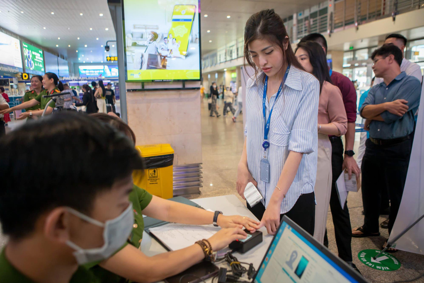 Công việc hỗ trợ cấp tài khoản định danh điện tử mức 2 bắt đầu từ 8h đến 17h hàng ngày (Ảnh: A.C.).