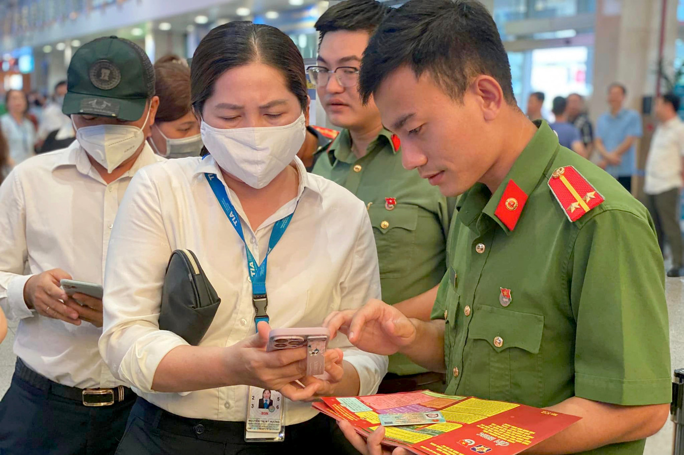 Công an hướng dẫn các thủ tục cấp, kích hoạt tài khoản định danh điện tử mức 2 cho người dân tại sân bay Tân Sơn Nhất vào sáng 25/5 (Ảnh: C.A.).