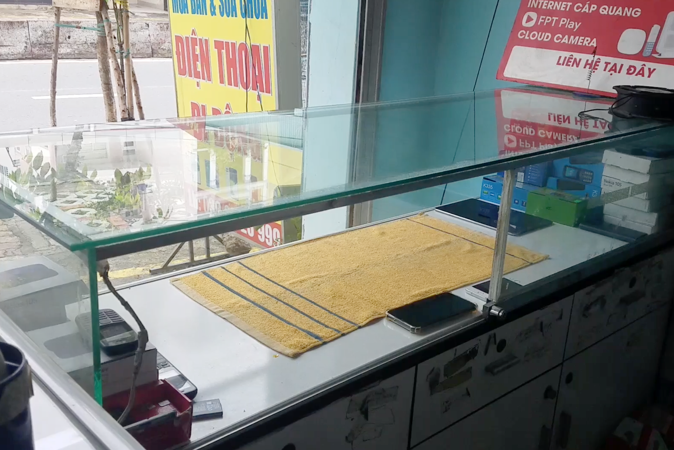 Tủ trưng bày trống hoác sau khi toàn bộ điện thoại bị kẻ gian lấy trộm.