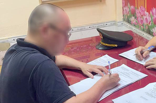 Ông D tại cơ quan công an. Ông D tại cơ quan công an.