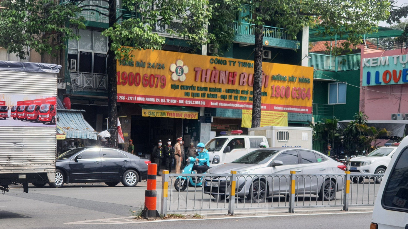 Lực lượng CSGT, CSCĐ túc trực trước Công ty Thành Bưởi để đảm bảo an ninh trật tự. Ảnh: Hoàng Thuận.