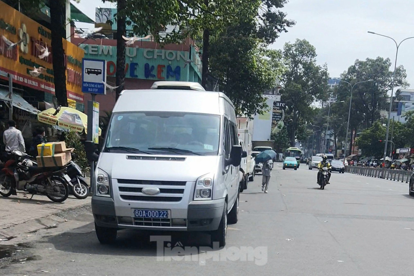 Lúc 13h ngày 10/11, công tác khám xét chưa hoàn tất. Ảnh: Hoàng Thuận.