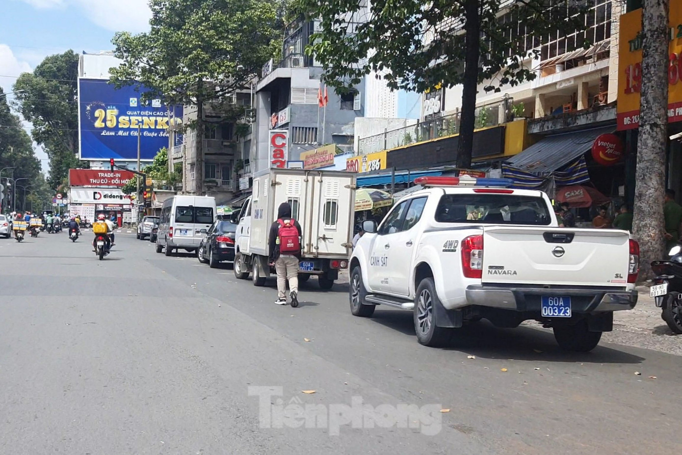 Xe biển số xanh của Công an tỉnh Đồng Nai có đậu trước Công ty Thành Bưởi. Ảnh: Hoàng Thuận.