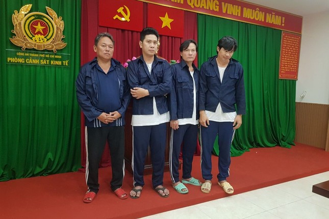 Lê Tấn Hòa (thứ 3 từ trái qua) cùng đồng phạm tại cơ quan công an vào thời điểm bị khởi tố. Ảnh: Công an cung cấp.