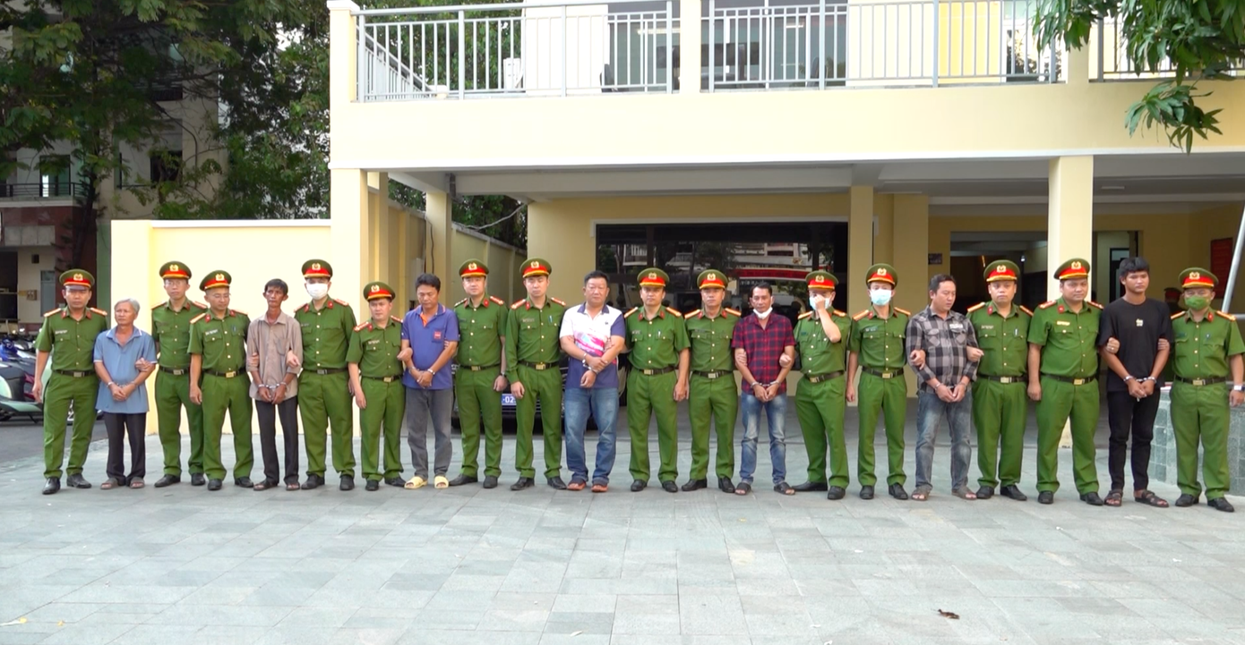 Các bị can liên quan đến đường dây buôn lậu xăng dầu do Lê Tấn Hòa cầm đầu. Ảnh: Công an cung cấp.