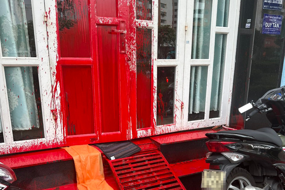 Căn nhà của bà H. bị tạt sơn khắp nơi. Căn nhà của bà H. bị tạt sơn khắp nơi.