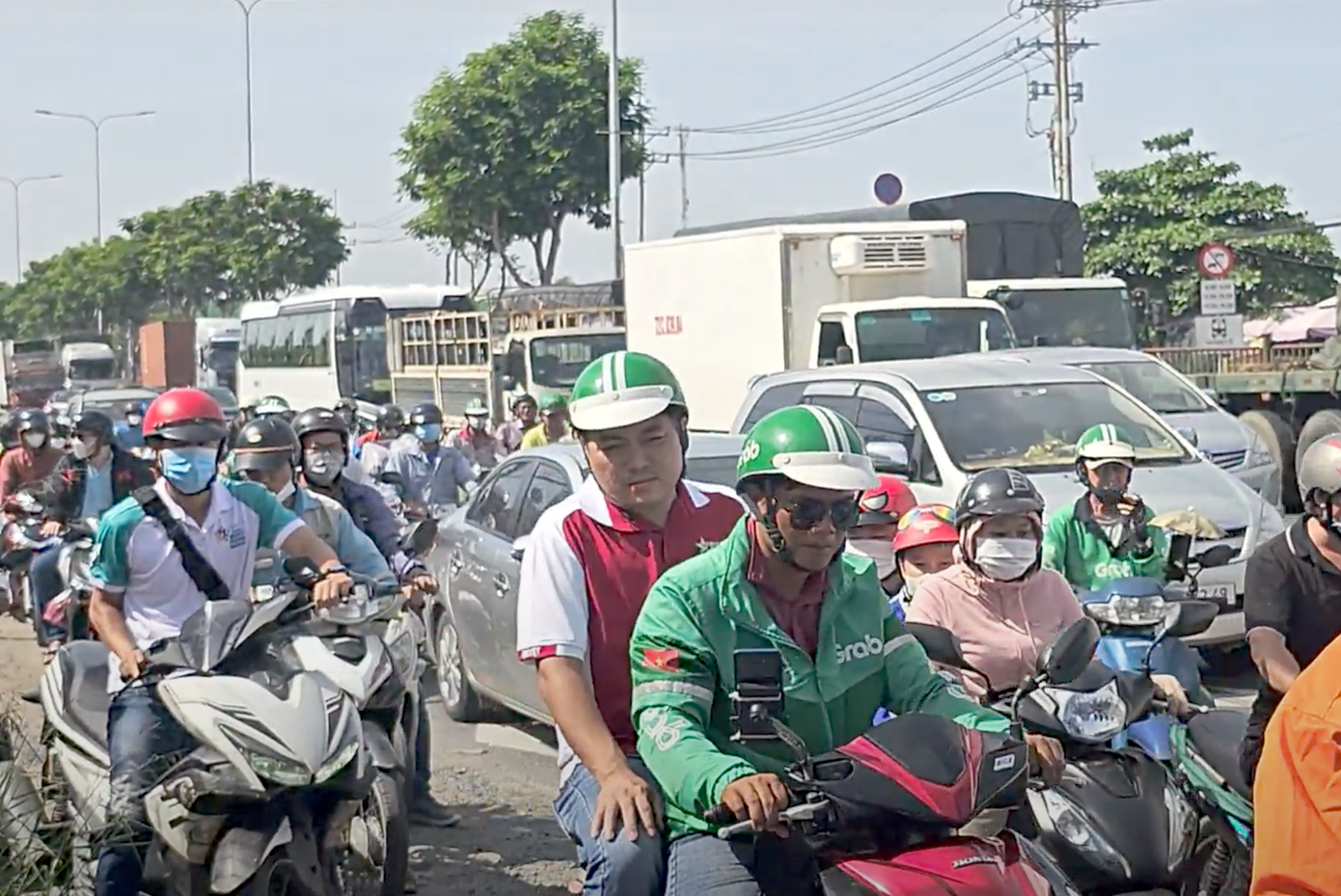 Giao thông qua khu vực bị ùn ứ vào giờ cao điểm sáng. Giao thông qua khu vực bị ùn ứ vào giờ cao điểm sáng.