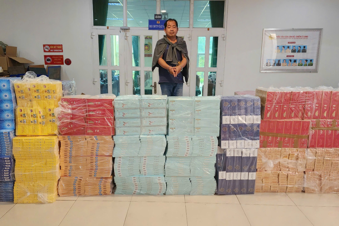 Đỗ Công Minh Trị cùng với tang vật. Ảnh: C.A.