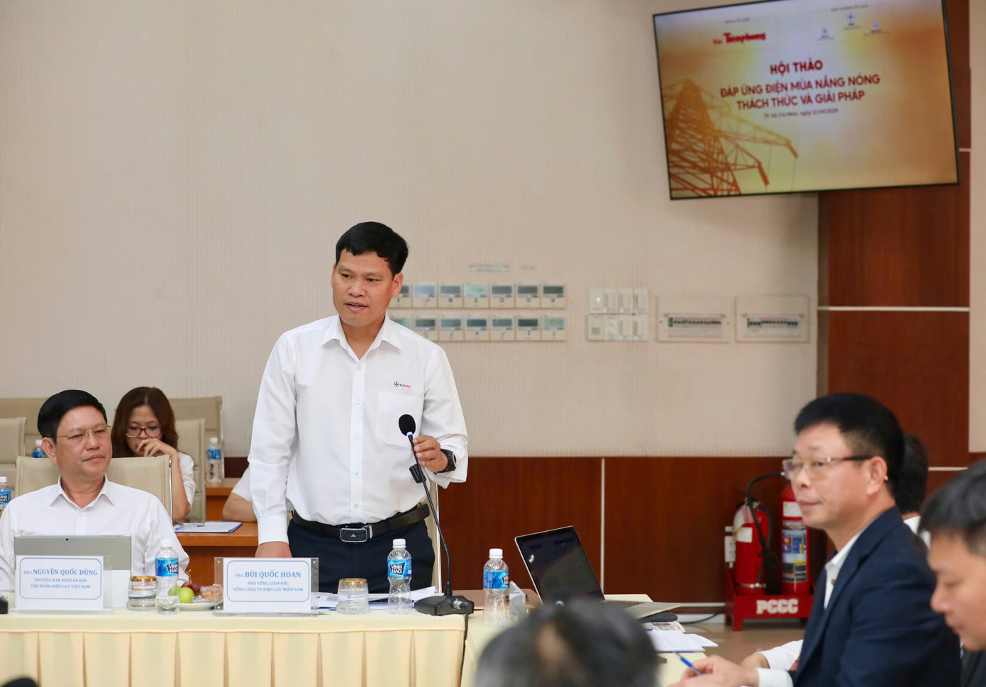 Ông Bùi Quốc Hoan - Phó Tổng Giám đốc điện lực miền Nam - trả lời các câu hỏi tại hội thảo. Ông Bùi Quốc Hoan - Phó Tổng Giám đốc điện lực miền Nam - trả lời các câu hỏi tại hội thảo.