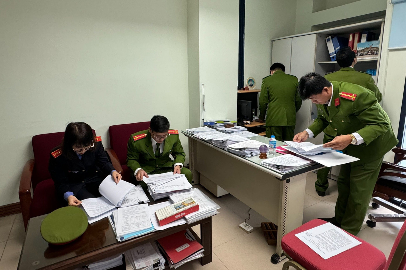 Cơ quan chức năng khám xét nơi làm việc của các bị can. Ảnh: Công an cung cấp. Cơ quan chức năng khám xét nơi làm việc của các bị can. Ảnh: Công an cung cấp.