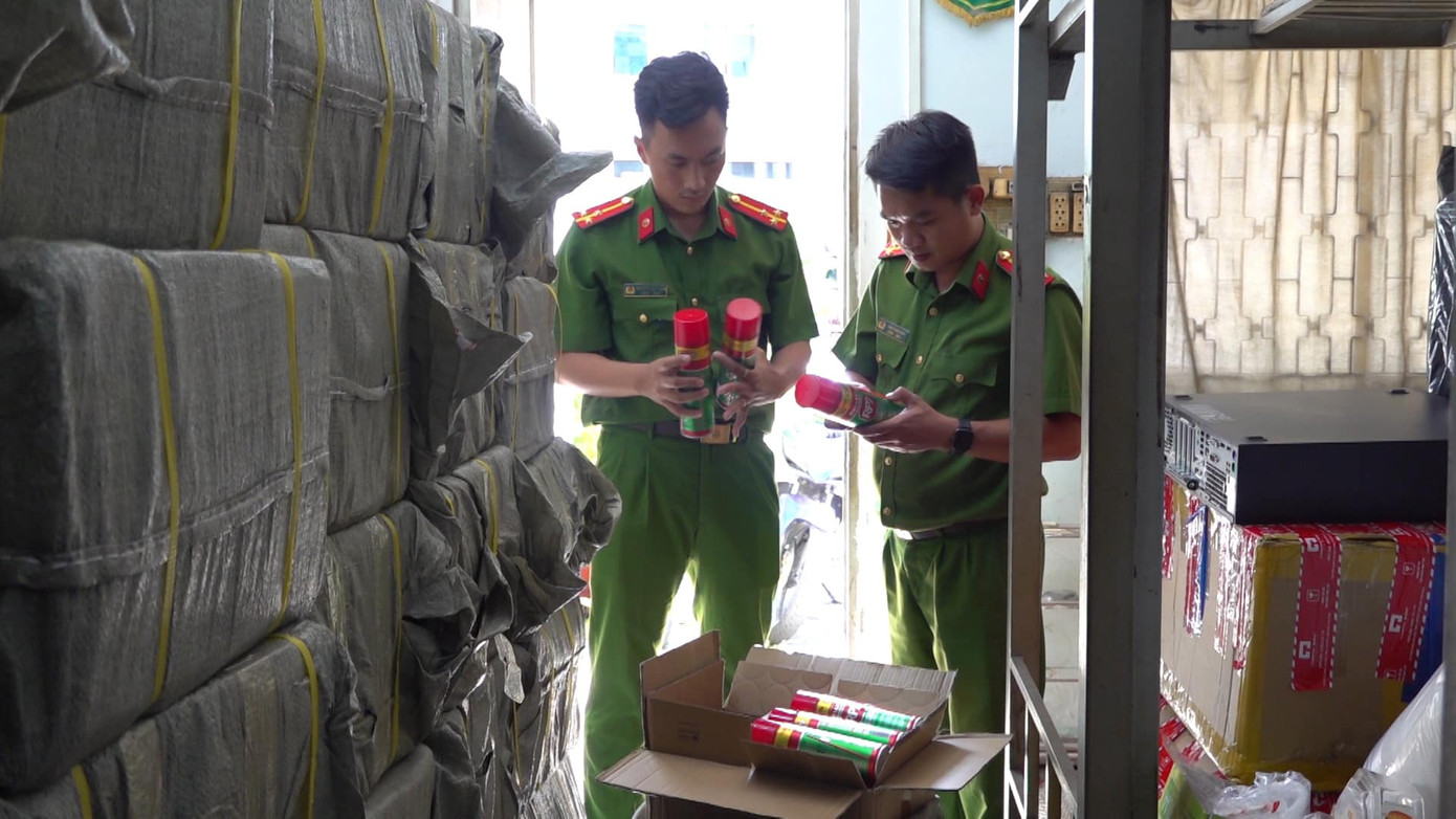 Công an kiểm đếm tang vật. Công an kiểm đếm tang vật.