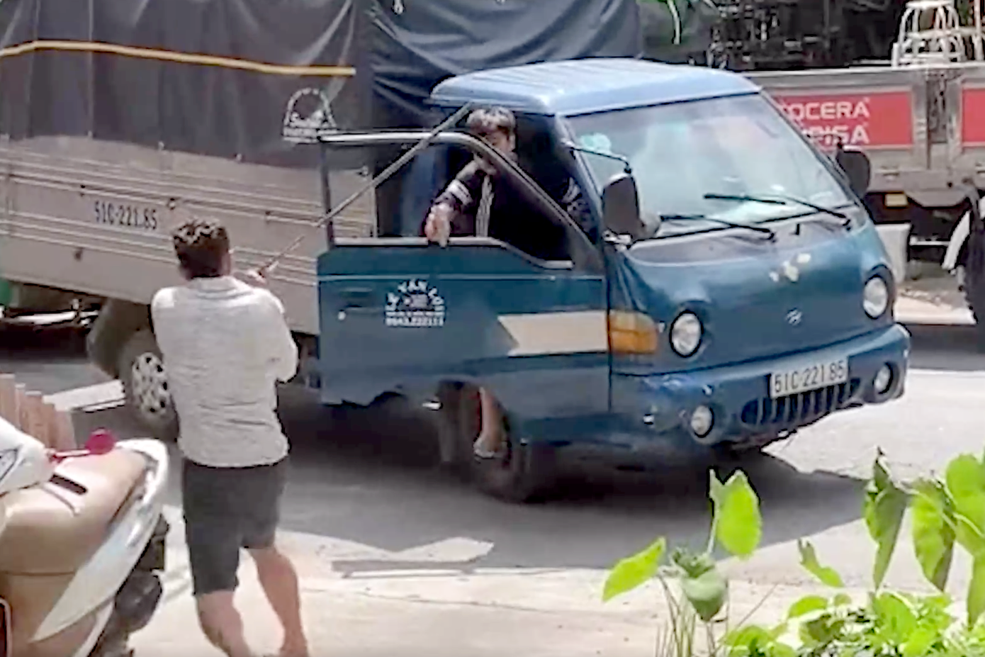 Hai tài xế xe tải ẩu đả sau va chạm giao thông trên đường ở huyện Bình Chánh. Ảnh cắt từ clip. Hai tài xế xe tải ẩu đả sau va chạm giao thông trên đường ở huyện Bình Chánh. Ảnh cắt từ clip.