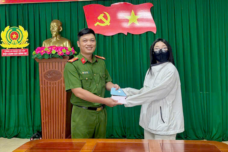 Công an trao trả tài sản cho bị hại. Ảnh: Đ.N.